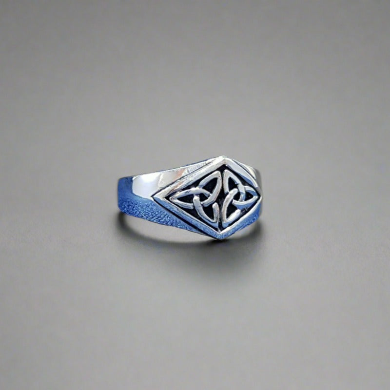 A stylish and elegant double trinity ring featuring intertwining bands.