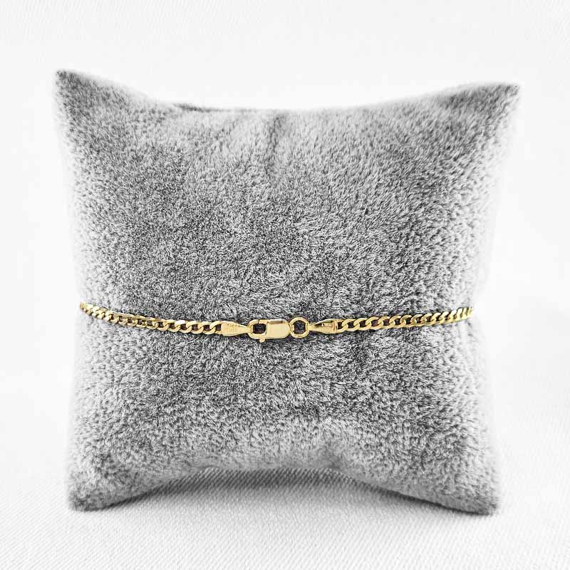 9kt Gold Curb Link Bracelet. Made with 9kt Yellow Gold and featuring a striking and sophisticated Curb Link design