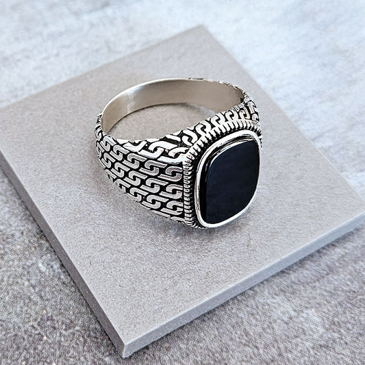 Detailed ring for men, made with sterling silver and set with a hematite stone