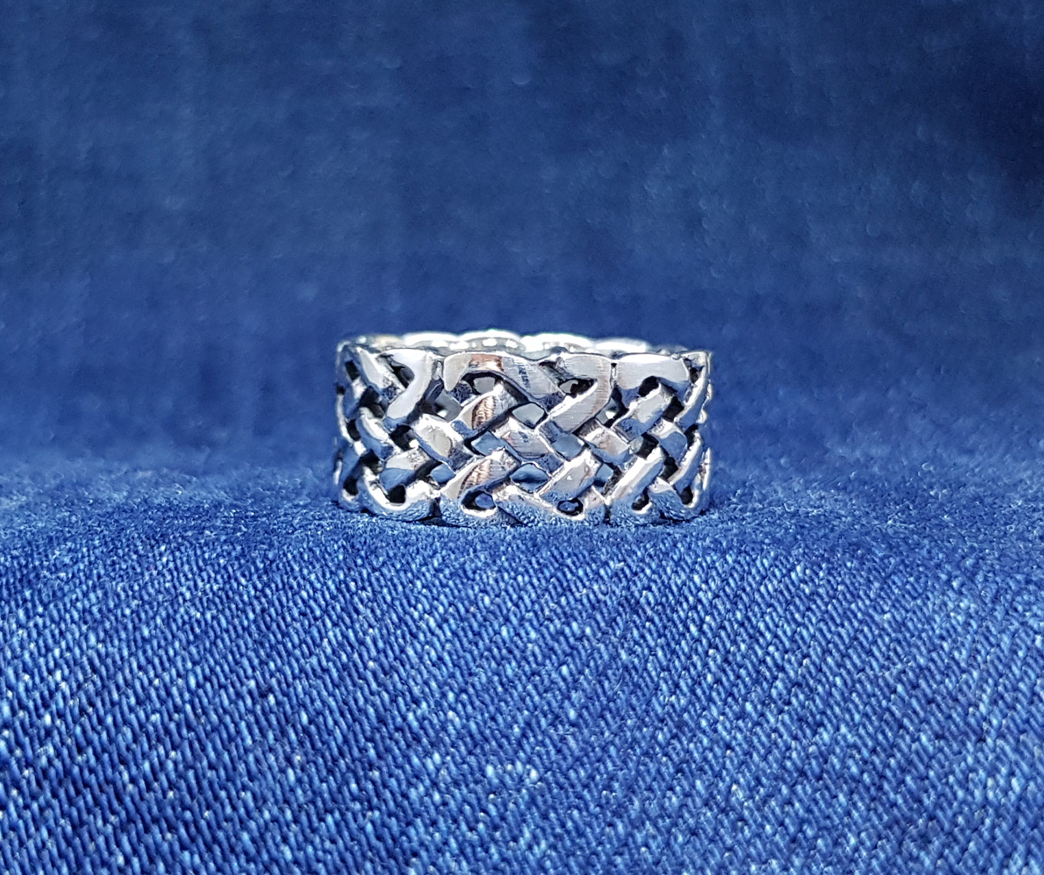 The ring features an openwork design with intertwining Celtic knots and delicate detailing.